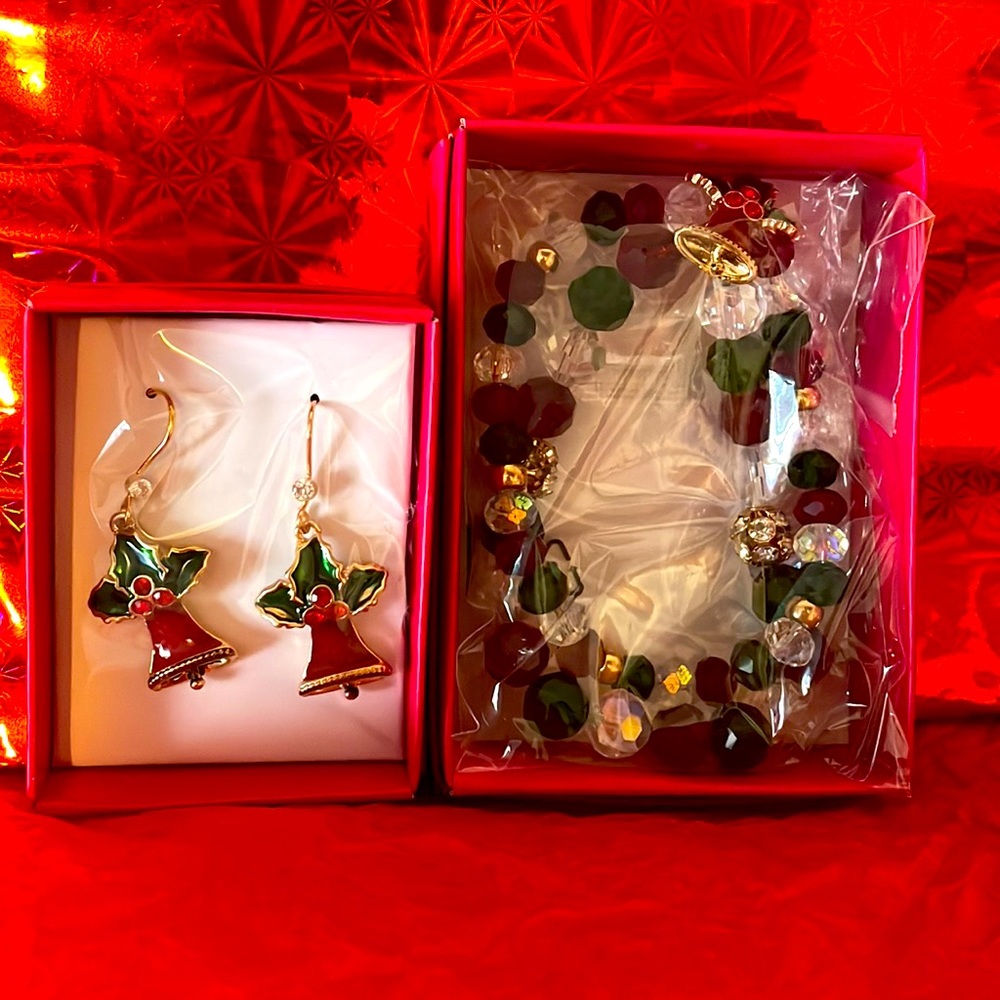 New Avon Christmas Bracelet & Earrings Set